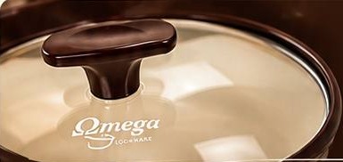 Tampa de vidro temperado com puxador marrom e logo Omega Cookware